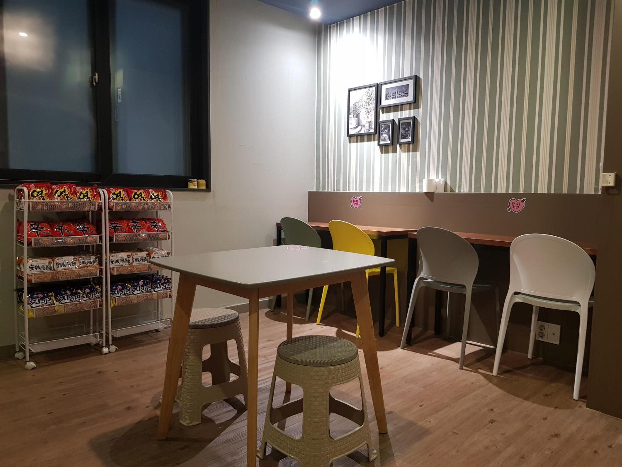Hotel Gray Changwon Bagian luar foto