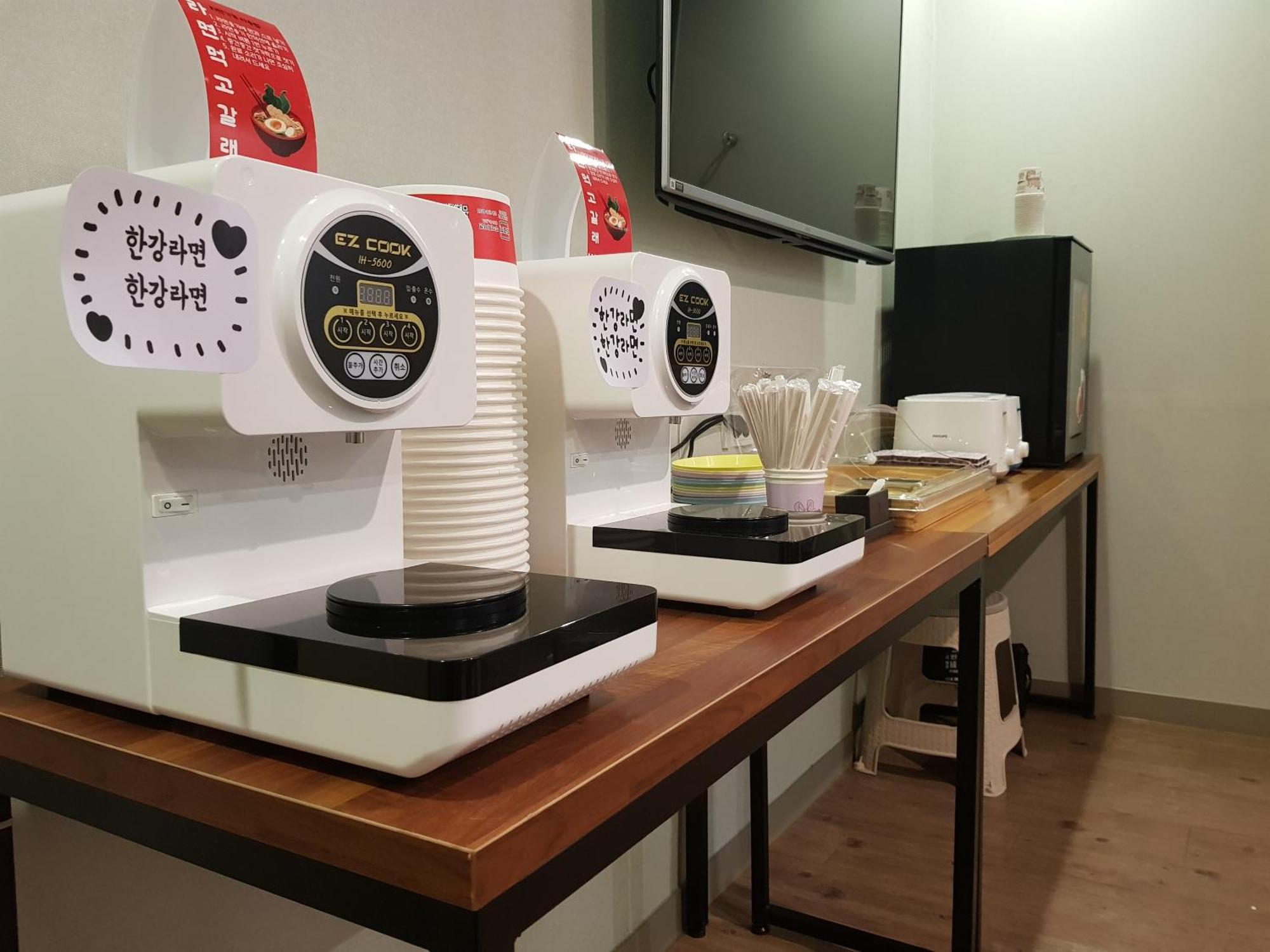 Hotel Gray Changwon Bagian luar foto