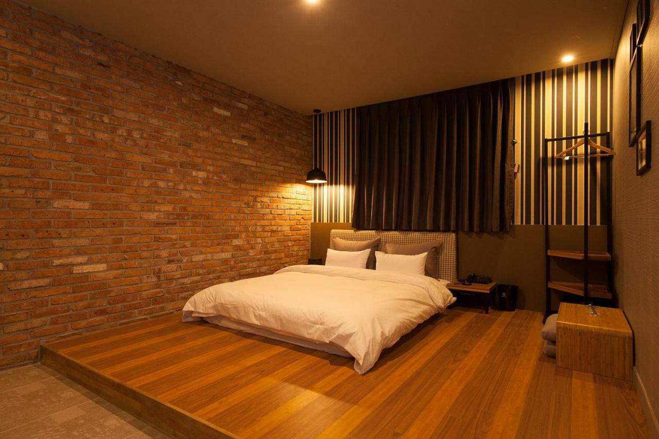 Hotel Gray Changwon Bagian luar foto